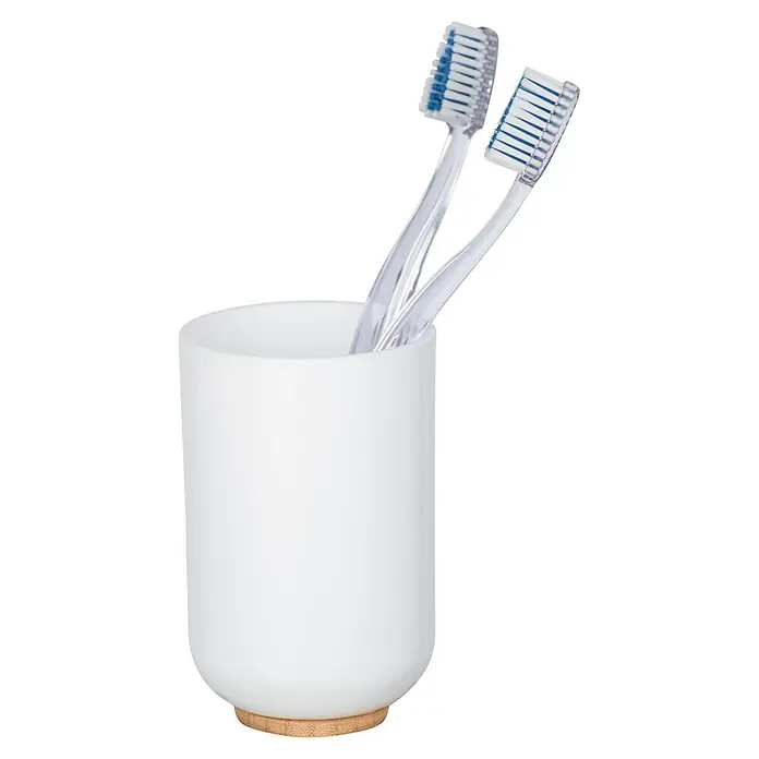 Wenko Posa Zahnputzbecher - Kunststoff, Weiß/bambus - Zwei transparente Zahnbürsten mit blauen und weißen Borsten in einem weißen Becher mit Holzsockel.