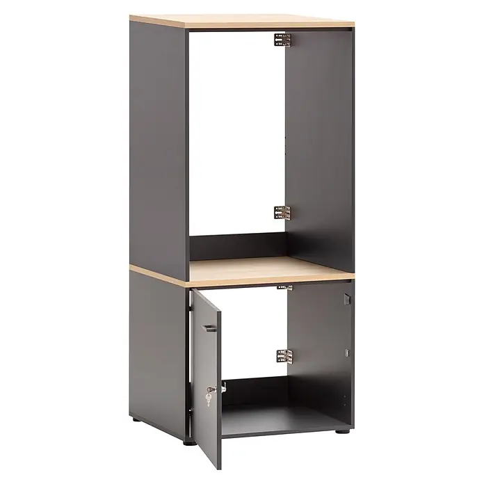 Schildmeyer Hochschrank Solea - B x T x H: 671 x 600 x 1.547 mm, Anthrazit - Zweiteiliger Modulschrank mit dunkelgrauem Äußeren, hellen Holzplatten und -böden. Der obere Teil ist offen, der untere hat eine teilweise geöffnete Tür.