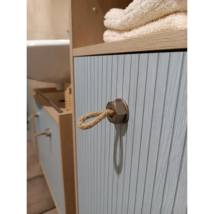 Schildmeyer Hochschrank Sonderby - B x T x H: 402 x 330 x 1.765 mm, Weißeiche/Eiche blau gestreift - Seilgriff mit bronzefarbenem Sechskantmutter-Beschlag an einer hellblauen gerippten Schranktür im Bad.