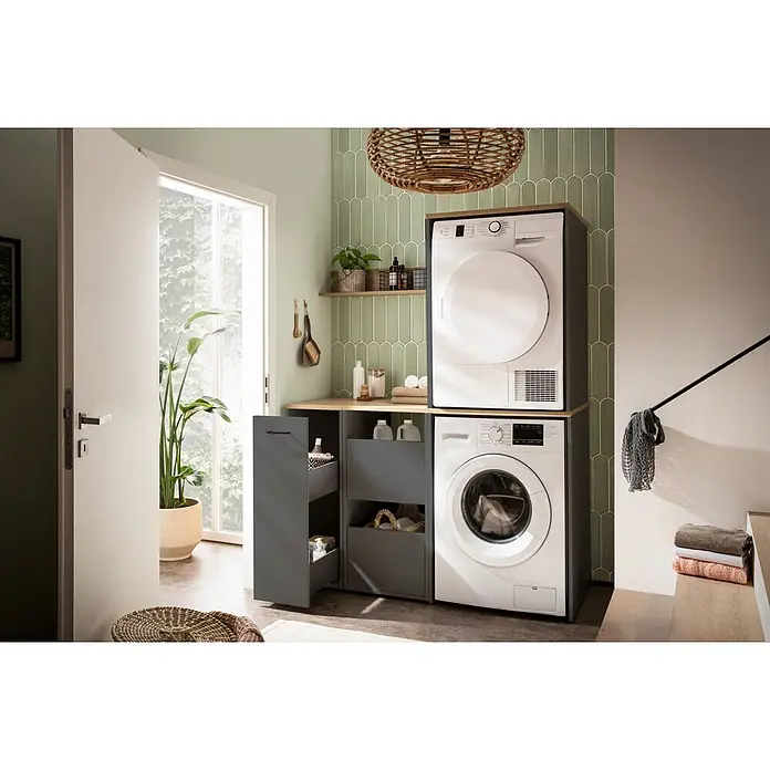 Schildmeyer Hochschrank Solea - B x T x H: 671 x 600 x 1.907 mm, Anthrazit - Gestapelte weiße Waschmaschine und Trockner mit grauen Schränken und einer Holzplatte in einem modernen Waschraum.