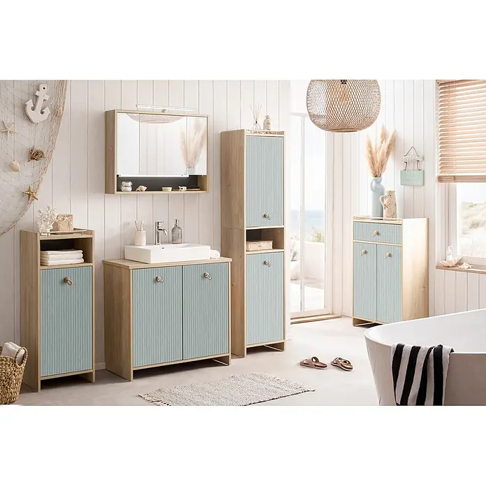 Schildmeyer LED-Spiegelschrank Sonderby - B x H: 800 x 648 mm, Holz, Weißeiche - Badezimmermöbel im Küstenstil mit hellem Holzrahmen und hellblauen Rillenfronten, inklusive Waschtisch, Spiegelschrank und Hochschränken.