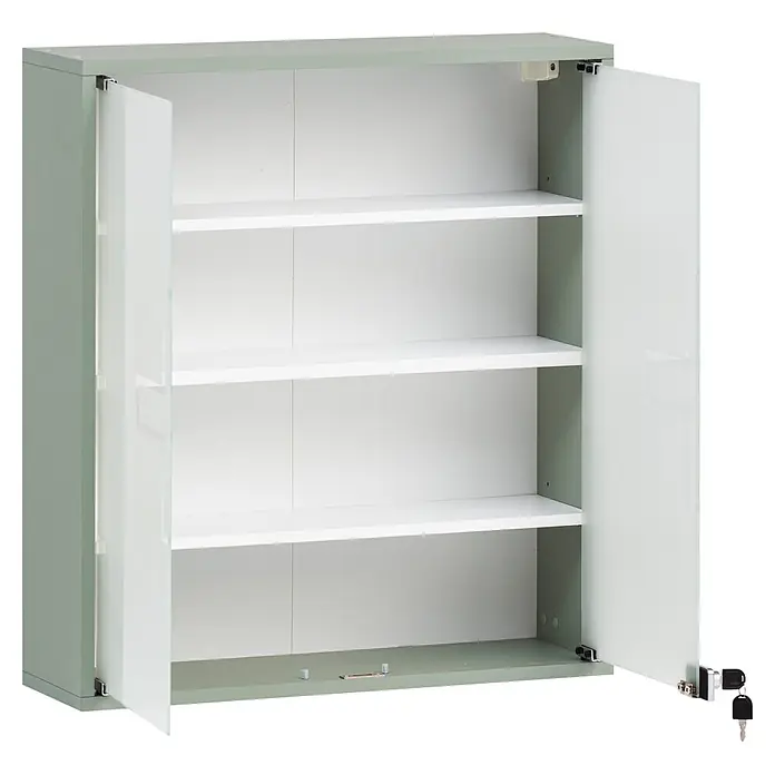 Schildmeyer Bjarne Medizinschrank - B x H: 64,2 x 71,4 cm, Holz, Pistazie - Hellgrauer Metallschrank mit offenen durchscheinenden Glastüren und weißen Innenböden, Schlüssel hängen an einer Tür.