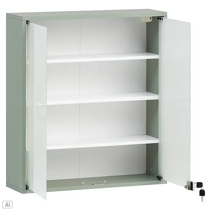 Schildmeyer Bjarne Medizinschrank - B x H: 64,2 x 71,4 cm, Holz, Pistazie - Hellgrauer Metallschrank mit offenen durchscheinenden Glastüren und weißen Innenböden, Schlüssel hängen an einer Tür.