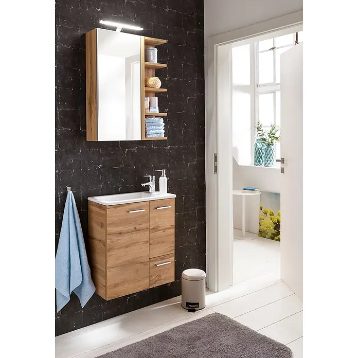 Schildmeyer Badmöbel-Set Matteo - Eiche Landhaus - Hölzerner Badunterschrank mit weißem Waschbecken und passendem Spiegelschrank mit Beleuchtung.