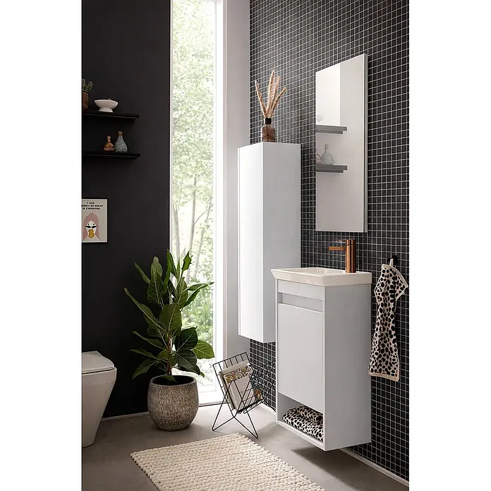 Schildmeyer Waschtisch-Set Avio -  - Weißer Badunterschrank mit integriertem Waschbecken, passendem Hochschrank und Spiegel in einem modernen Badezimmer.