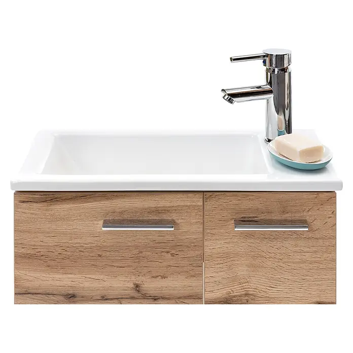 Schildmeyer Badmöbel-Set Matteo - Eiche Landhaus - Weißes Keramikwaschbecken und Chromarmatur auf einem hellen Holzwaschtisch mit Schubladen.