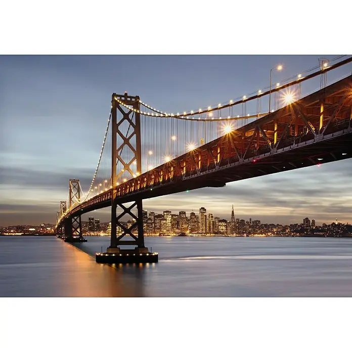 Komar Fototapete Baybridge - 8 -tlg., B x H: 368 x 254 cm, Papier - Die Bay Bridge in San Francisco erstrahlt im Abendlicht, ein beeindruckendes Bauwerk mit funkelnden Lichtern.