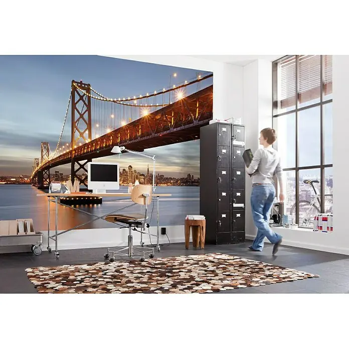 Komar Fototapete Baybridge - 8 -tlg., B x H: 368 x 254 cm, Papier - Helles Büro mit Fototapete der Golden Gate Bridge, Schreibtisch und Bürostuhl. Ein Teppich sorgt für wohnliche Atmosphäre im Raum.