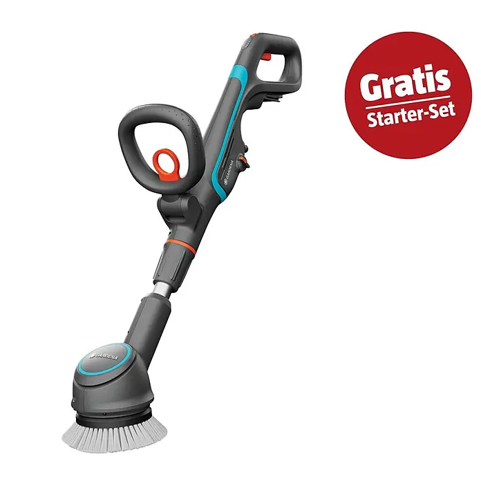 Gardena Power for All 18V Maschinenpaket - Akku-Reinigungsbürste AquaBrush Compact 02/18V, 18V, 2,5 Ah Akku & Ladegerät - Gardena elektrische Reinigungsbürste in Grau mit blauen und orangen Akzenten, weißen Borsten und einem roten Label 'Gratis Starter-Set'.