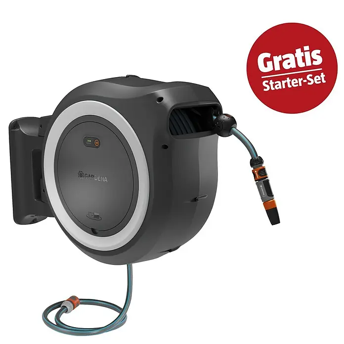 Gardena Power for All 18V Maschinenpaket Ready-to-Use-Set - Akku-Schlauchtrommel Powerroll XL, 18V, 2,5 Ah Akku & Ladegerät - Gardena grauer und weißer Wand-Schlauchkasten mit blauem Schlauch, oranger Düse und "Gratis Starter-Set" Plakette.