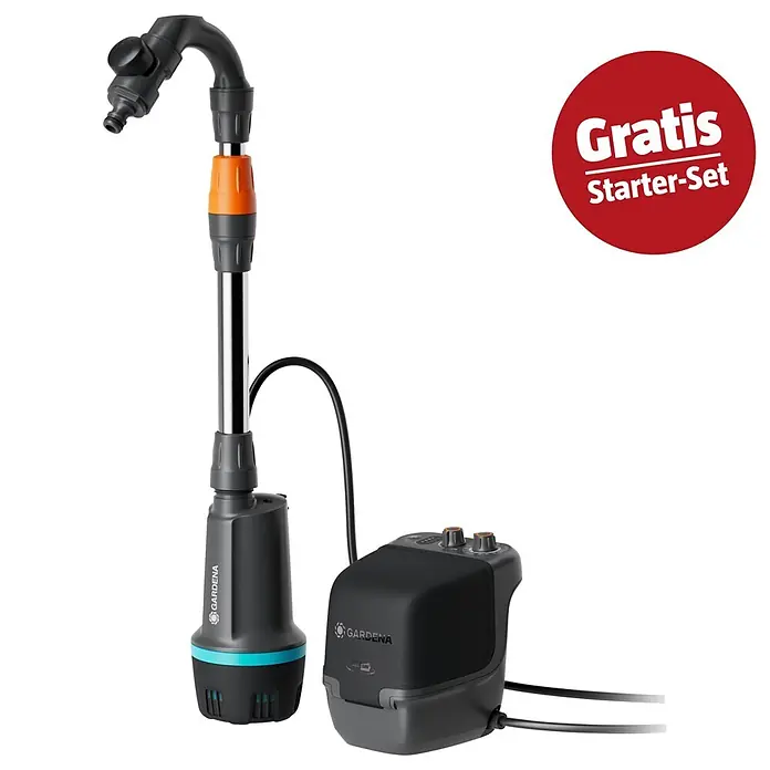 Gardena Power for All 18V Maschinenpaket Ready-to-Use-Set - Akku-Regenfasspumpe 2600 Comfort, 18V, 2,5 Ah Akku & Ladegerät - Gardena Tauchpumpe mit Bewässerungsstab und Steuereinheit, dunkelgrau mit orangefarbenen und blauen Details.
