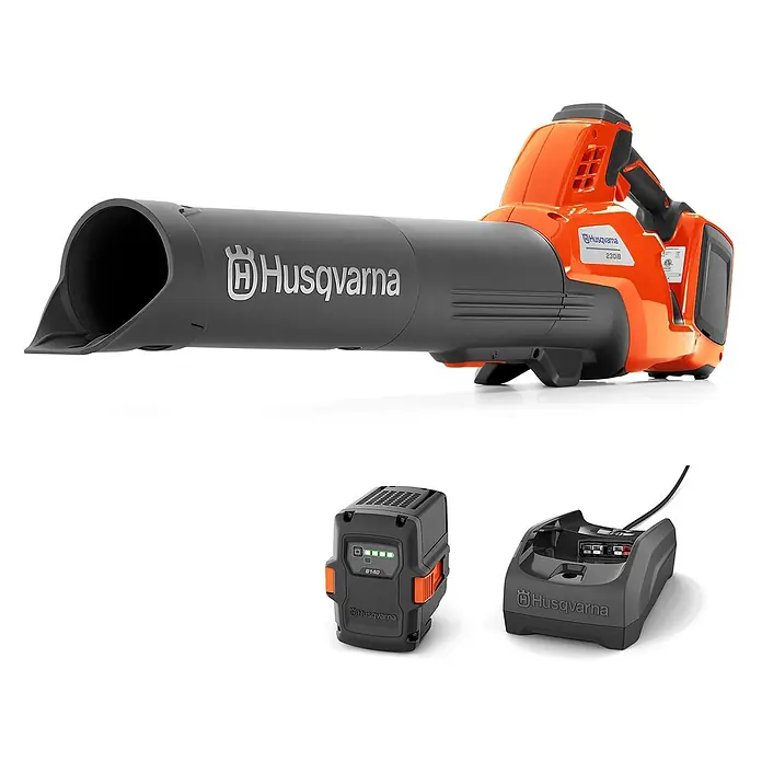 Husqvarna Akku-Laubbläser 230iB - 1 Akku, Blasgeschwindigkeit: 220 km/h - Husqvarna 230iB Akku-Laubbläser in Orange und Dunkelgrau, mit Akku und Ladegerät.