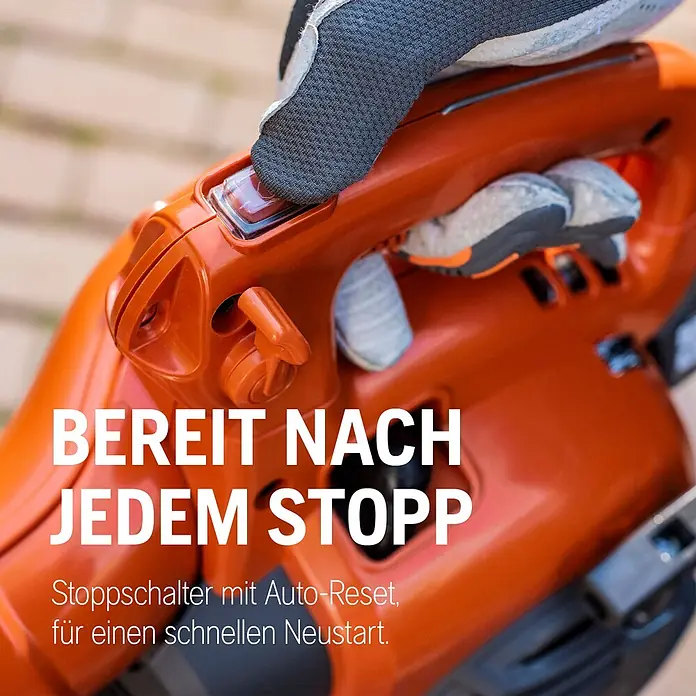 Husqvarna Benzin-Laubbläser 125B - Blasgeschwindigkeit: 200 km/h - Behandschuhte Hand drückt den roten Stoppschalter eines orangefarbenen Motorgeräts mit Auto-Reset-Funktion für schnellen Neustart.