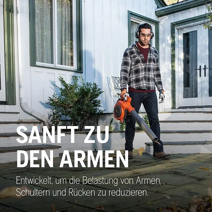 Husqvarna Benzin-Laubbläser 125B - Blasgeschwindigkeit: 200 km/h - Mann benutzt einen orangefarbenen Laubbläser im Freien, trägt Schutzkleidung. Das Design reduziert die Belastung von Armen, Schultern und Rücken.