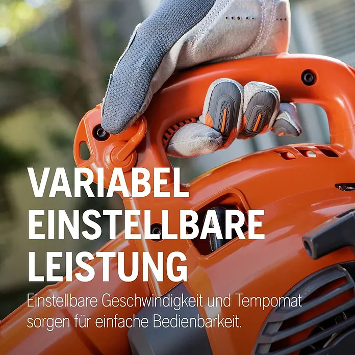 Husqvarna Benzin-Laubbläser 125B - Blasgeschwindigkeit: 200 km/h - Eine behandschuhte Hand bedient ein oranges Hand-Gartengebläse mit sichtbaren Leistungsreglern.