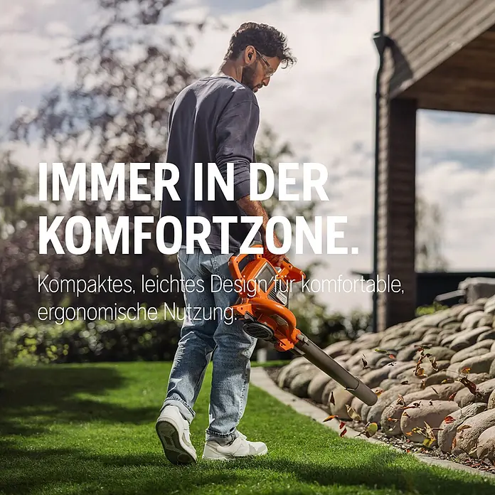 Husqvarna Akku-Laubsauger & -Laubbläser 120iBV - Ohne Akku, Blasgeschwindigkeit: 172 km/h - Mann bläst Blätter mit einem orangefarbenen Laubbläser in einem Garten weg.