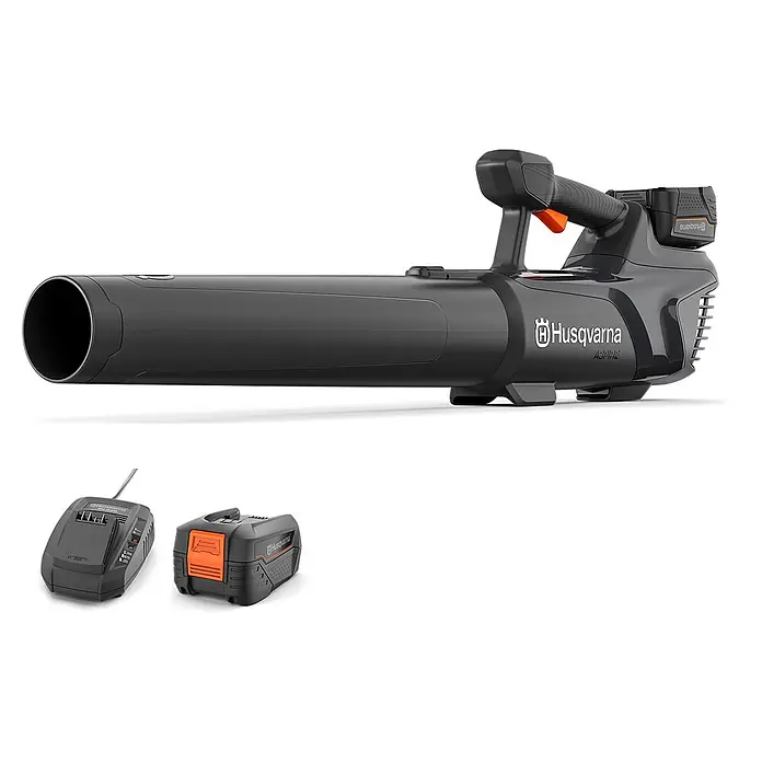 Husqvarna Akku-Laubbläser Aspire B8X-P4A - 1 Akku, Blasgeschwindigkeit: 144 km/h, Blasleistung: 10 m³/min - Schwarz-grauer Husqvarna Laubbläser mit orangefarbenen Akzenten, gezeigt mit Akku und Ladegerät.