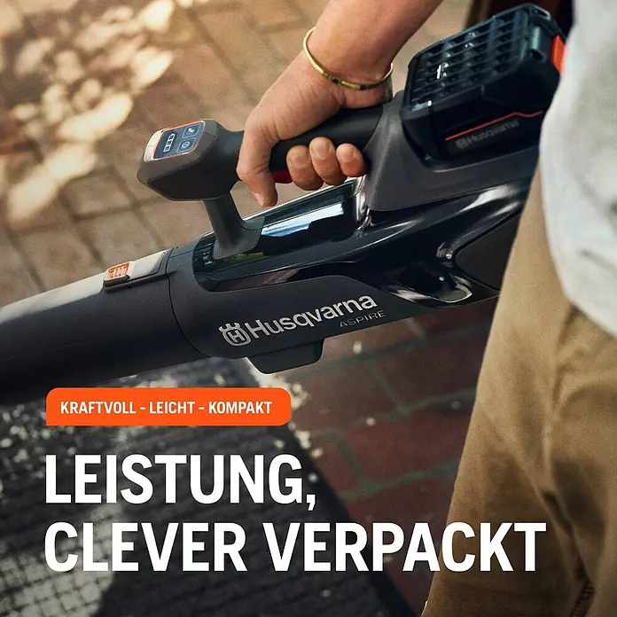 Husqvarna Akku-Laubbläser Aspire B8X-P4A - Ohne Akku, Blasgeschwindigkeit: 144 km/h, Blasleistung: 10 m³/min - Person hält einen schwarzen Husqvarna Aspire Laubbläser. Kraftvoll, leicht, kompakt und clever verpackt bietet er Leistung.