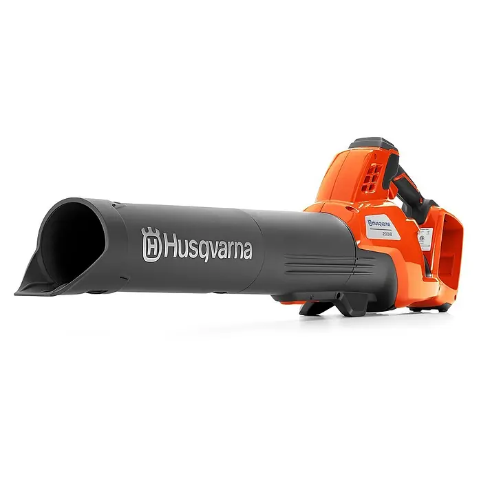 Husqvarna Akku-Laubbläser 230iB - Ohne Akku, Blasgeschwindigkeit: 220 km/h - Husqvarna 230iB Laubbläser aus orangefarbenem und dunkelgrauem Kunststoff mit langem Rohr und ergonomischem Griff.