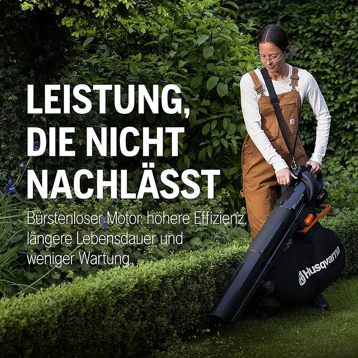 Husqvarna Akku-Laubsauger & -Laubbläser Aspire BVX-P4A - Ohne Akku, Blasgeschwindigkeit: 216 km/h - Eine Person in braunen Overalls benutzt einen schwarz-orangen Husqvarna Laubbläser/-sauger.