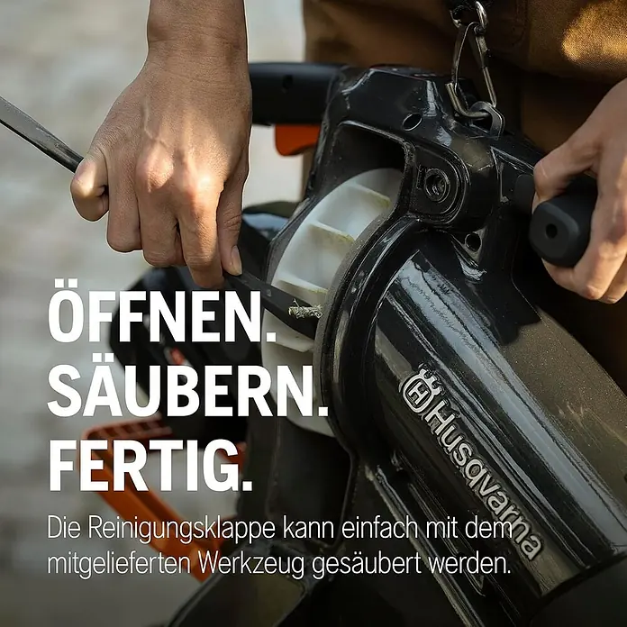 Husqvarna Akku-Laubsauger & -Laubbläser Aspire BVX-P4A - Ohne Akku, Blasgeschwindigkeit: 216 km/h - Eine Hand reinigt die Klappe eines schwarzen Husqvarna Gartengeräts mit einem Werkzeug.