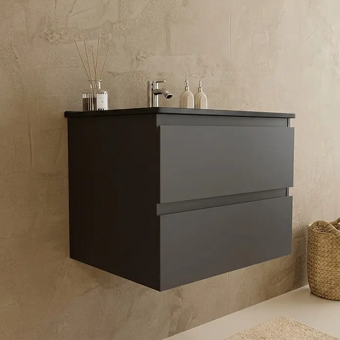 LOMAZOO Badmöbel-Set LM-MAR-MZ-WZ-60 - Gesamtbreite Badmöbel: 60 cm, Mattschwarz - Dunkelgrauer schwebender Badschrank mit zwei Schubladen und Wasserhahn, vor einer texturierten Wand.
