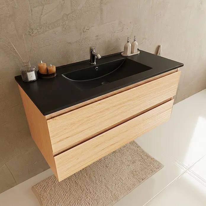 LOMAZOO Badmöbel-Set LM-MAR-LE-WZ-100 - Gesamtbreite Badmöbel: 100 cm, Helles Eichenholz - Moderne Badezimmer-Waschtisch mit hellen Holzschubladen, schwarzer Arbeitsplatte und integriertem Waschbecken, in einem Badezimmer.
