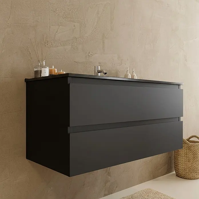 LOMAZOO Badmöbel-Set LM-MAR-MZ-WZ-100 - Gesamtbreite Badmöbel: 100 cm, Mattschwarz - Dunkelgrauer schwebender Badezimmerschrank mit zwei Schubladen, integriertem Waschbecken und Wasserhahn, an einer strukturierten Wand.
