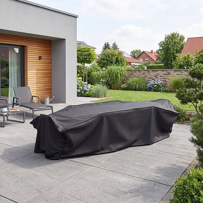 Sunfun Sitzgruppen-Schutzhülle XL - L x B x H: 380 x 140 x 85 cm, Polyester, 160 g/m², Schwarz/Anthrazit - Dunkelgraue Stoffabdeckung schützt einen Gartentisch auf der Terrasse.