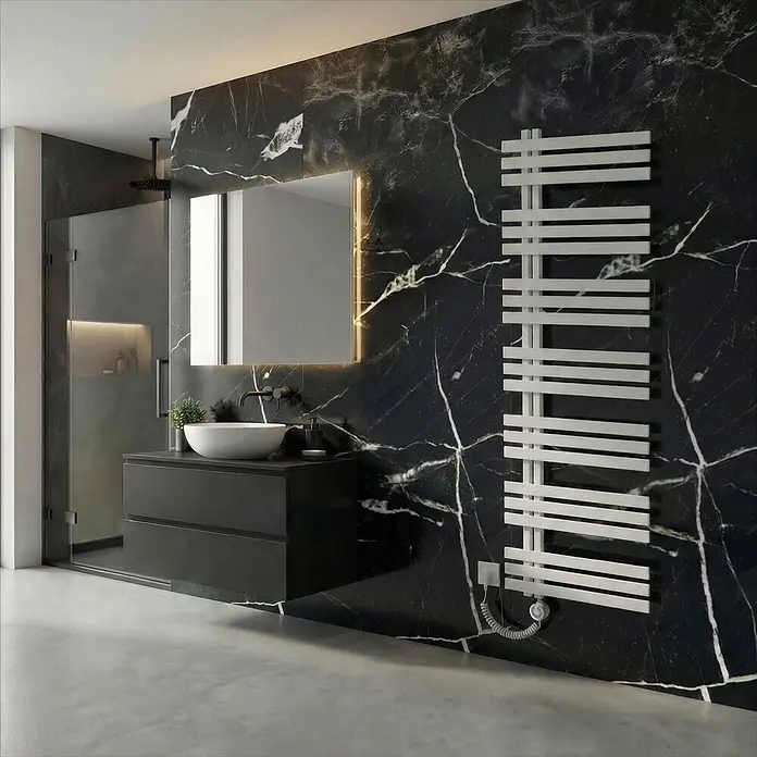 Interpromo Elektro-Badheizkörper Ignis 60x180cm - Weiß 1000 W inkl. Heizstab -  - Moderner weißer elektrischer Handtuchwärmer an einer dunklen Marmor-Badezimmerwand.