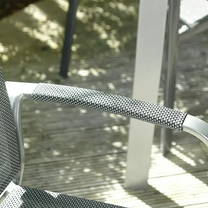 Sunfun Maja Sillón de jardín Maja - An x Pr x Al: 59,5 x 59 x 88 cm, Antracita, Aluminio/Textiline - Primer plano de una silla de jardín con reposabrazos textil. La textura de la silla es de cuadros blancos y negros, moderna.