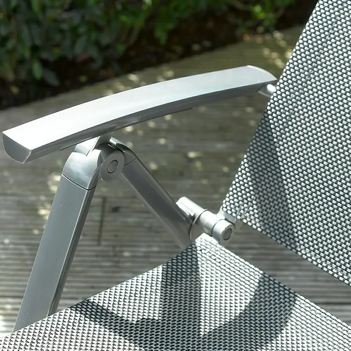 Sunfun Maja Sillón de posiciones - 61 x 68 x 110 cm, Antracita, Aluminio/Textiline - Primer plano de una silla de jardín gris con reposabrazos metálicos y asiento de malla, sobre una terraza de madera.