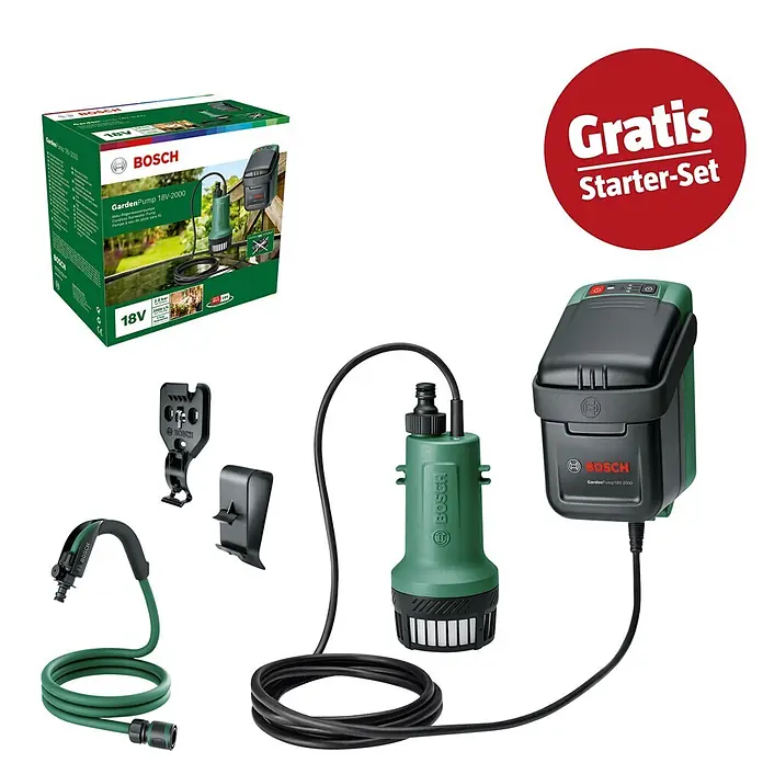 Bosch Power for All 18V Maschinenpaket - Akku-Rasenmäher CityMower 18V-32-300, 18V, 2,5 Ah Akku & Ladegerät - Bosch GardenPump 18V-2000 Set: grüne und schwarze Tauchpumpe, Steuereinheit, grüner Schlauch mit Düse und Halterungen, neben der Verpackung.