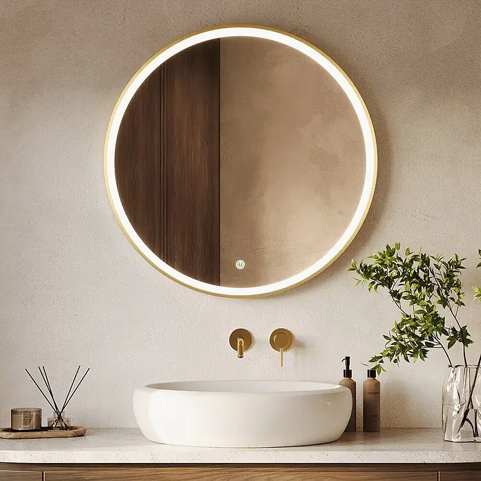 LOMAZOO Lichtspiegel LMZ-PARIS - Durchmesser: 80 cm, Gold - Runder, goldgerahmter LED-Spiegel mit Berührungssensor, über modernem Waschbecken montiert.