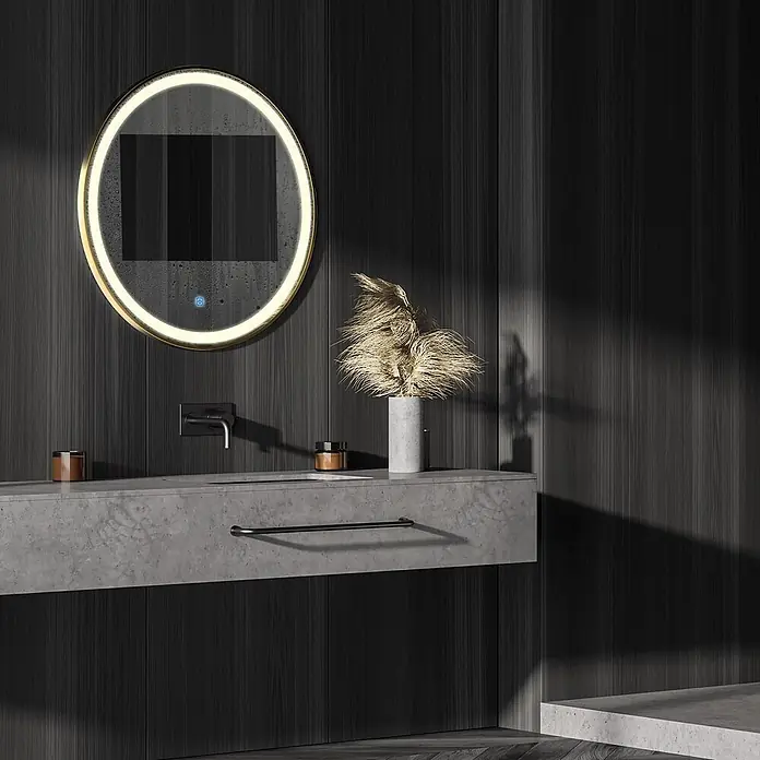LOMAZOO Lichtspiegel LMZ-PARIS - Durchmesser: 80 cm, Gold - Runder LED-Spiegel mit Goldrahmen und Touch-Steuerung, über einem Betonwaschtisch mit schwarzem Wasserhahn.