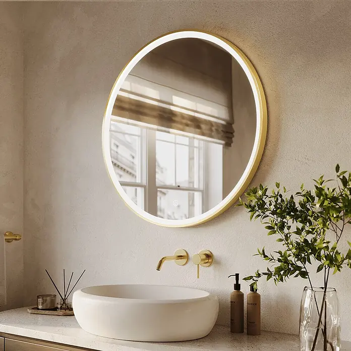 LOMAZOO Lichtspiegel LMZ-PARIS - Durchmesser: 80 cm, Gold - Beleuchteter runder Badspiegel mit Goldrahmen, der ein Fenster über einem Waschbecken reflektiert.