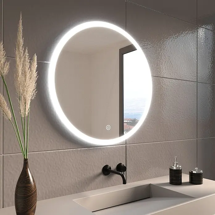 LOMAZOO Lichtspiegel LMZ-SEATTLE - Durchmesser: 60 cm, Glänzend weiß - Runder LED-Spiegel mit Touch-Steuerung, über einem modernen Badezimmerwaschbecken montiert.
