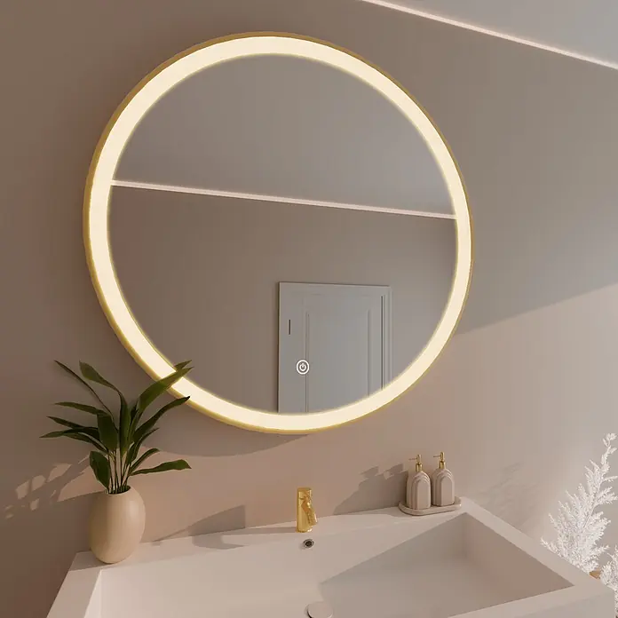 LOMAZOO Lichtspiegel XL-SOHO - 100 x 100 cm, Durchmesser: 100 cm, Gold - Runder LED-Badezimmerspiegel mit Goldrahmen, beleuchtet, über einem weißen Waschbecken montiert.