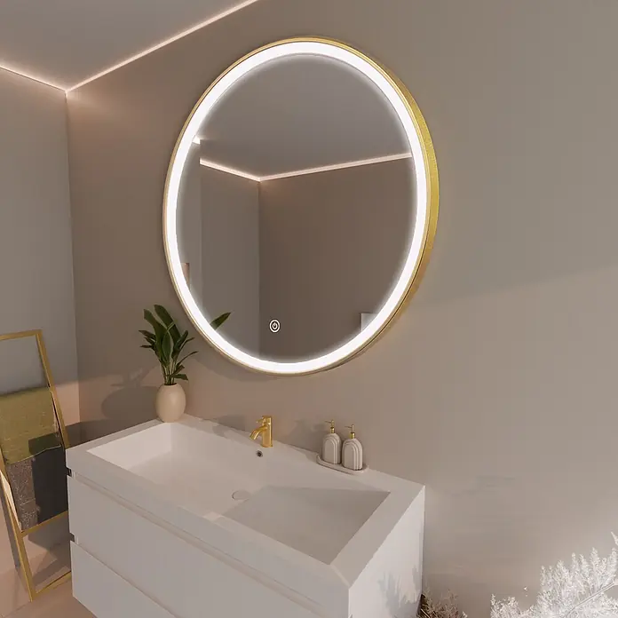 LOMAZOO Lichtspiegel XL-SOHO - 100 x 100 cm, Durchmesser: 100 cm, Gold - Runder LED-Badezimmerspiegel mit goldfarbenem Rahmen, über einem weißen Waschtisch mit goldener Armatur.
