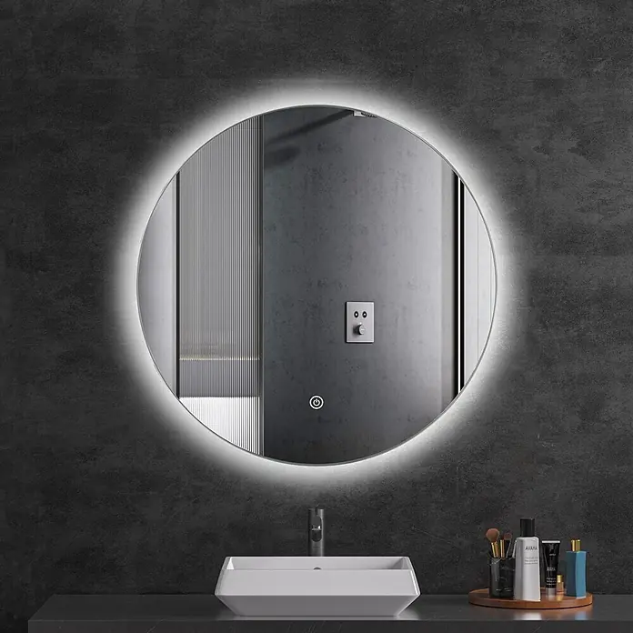 LOMAZOO Lichtspiegel LMZ-CHICAGO - Durchmesser: 60 cm, Glänzend weiß - Runder LED-beleuchteter Spiegel an einer dunklen Wand über einem weißen Waschbecken in einem modernen Bad.