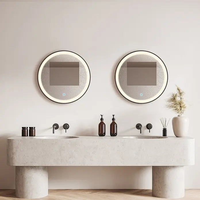 LOMAZOO Lichtspiegel LMZ-MILANO - Durchmesser: 60 cm, Schwarz - Moderne Badezimmer-Waschtischanlage mit einem doppelten Betonwaschbecken, schwarzen Wandarmaturen und zwei runden, beleuchteten Spiegeln.