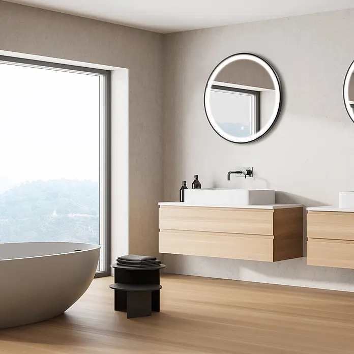 LOMAZOO Lichtspiegel LMZ-MILANO - Durchmesser: 60 cm, Schwarz - Modernes Bad mit schwimmendem Waschtisch aus hellem Holz, weißem Aufsatzwaschbecken, beleuchtetem Rundspiegel und eleganter freistehender Badewanne.