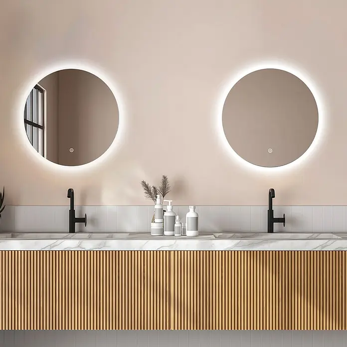 LOMAZOO Lichtspiegel LMZ-CHICAGO - Durchmesser: 60 cm, Glänzend weiß - Moderne Badmöbel mit geriffelten Holzschränken, Marmorplatte, schwarzen Armaturen und zwei beleuchteten runden Spiegeln.