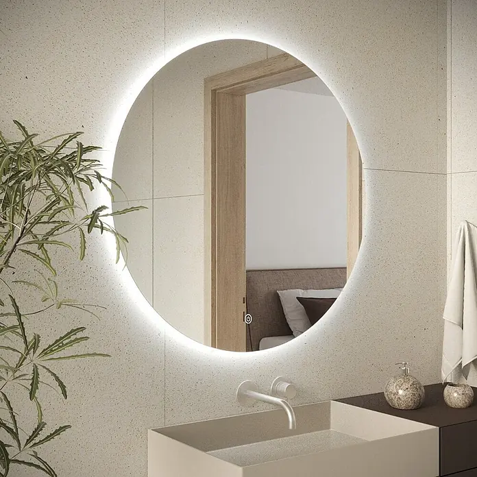 LOMAZOO Lichtspiegel LMZ-ATLANTA - Durchmesser: 70 cm, Glänzend weiß - Runder, hinterleuchteter Spiegel über modernem Waschbecken, der ein Schlafzimmer reflektiert.