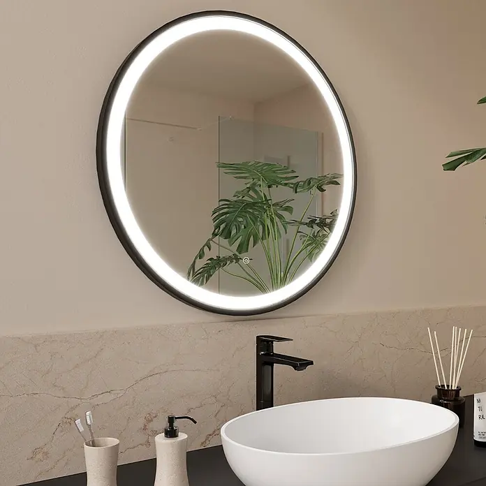 LOMAZOO Lichtspiegel LMZ-BOLOGNA - Durchmesser: 70 cm, Schwarz - Runder LED-Badezimmerspiegel mit schwarzem Rahmen, über einem weißen Waschbecken und schwarzem Wasserhahn.
