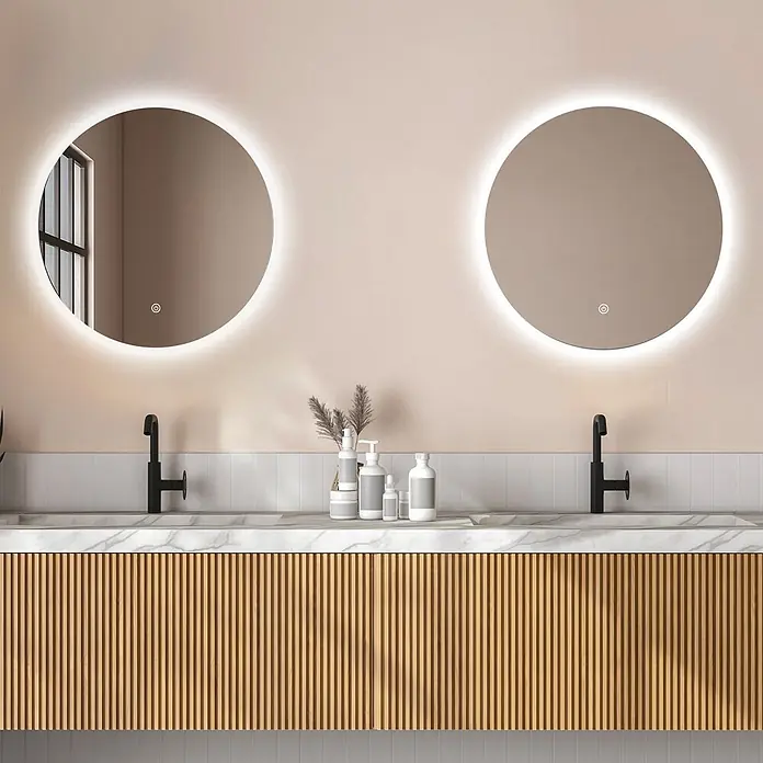 LOMAZOO Lichtspiegel LMZ-ATLANTA - Durchmesser: 70 cm, Glänzend weiß - Zwei hinterleuchtete Rundspiegel über einem Lamellen-Waschtisch mit Marmorbecken.