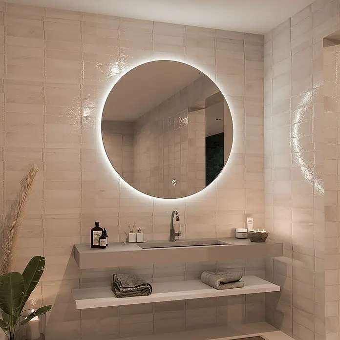 LOMAZOO Lichtspiegel XL-AUSTIN - Durchmesser: 100 cm, Glänzend weiß - Helle beige Rechteck-Wandfliesen mit glänzender Oberfläche an einer modernen Badezimmerwand.