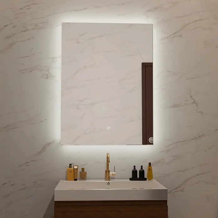 LOMAZOO Lichtspiegel LMZ-CANNES - Glänzend weiß - Rechteckiger LED-Badezimmerspiegel, der eine Marmorwand reflektiert, über einem weißen Waschtisch mit Goldarmatur installiert.