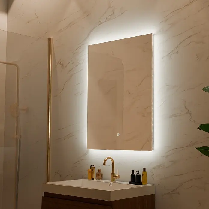 LOMAZOO Lichtspiegel LMZ-CANNES - Glänzend weiß - Rechteckiger LED-beleuchteter Badezimmerspiegel über einem Waschtisch mit goldenem Wasserhahn.