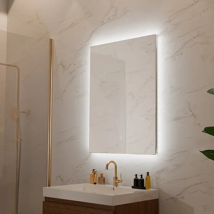 LOMAZOO Lichtspiegel LMZ-CANNES - Glänzend weiß - Rechteckiger LED-hinterleuchteter Badezimmerspiegel über einem modernen Waschtisch.